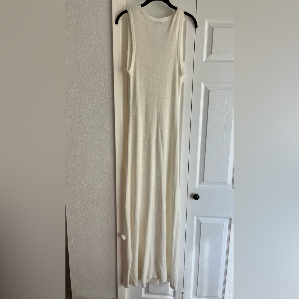 Elegant White Maxi Dress with Floral Appliqués - Picture 11 of 14